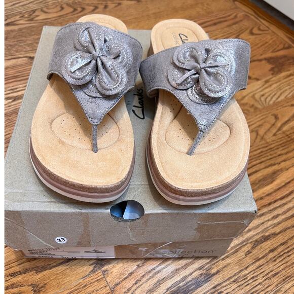 Clarks Brynn Style Flat Sandal Taupe Metallic Flip Flop Sz 7.5 Flower Embellish - Picture 2 of 7